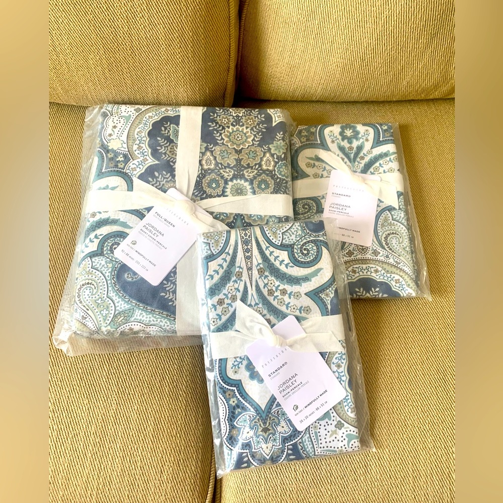 Pottery Barn Full/Queen Duvet cover and two shams